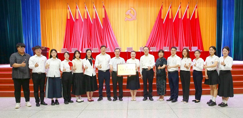 集团“两优一先”表彰大会合影.jpg