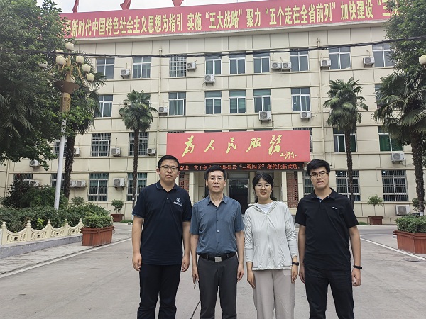 5c85ad9dfaea4f2eb09110b5b3bfa81f.jpg 看望员工郑雪蓉.jpg